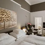 Augusta Am Kurfuerstendamm 3*